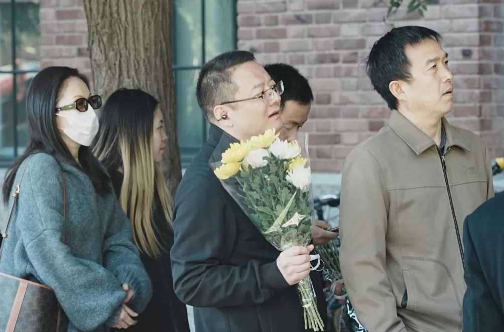城事｜“宁拙毋巧，宁朴毋华”：各界人士送别杨振宁-第3张图片-