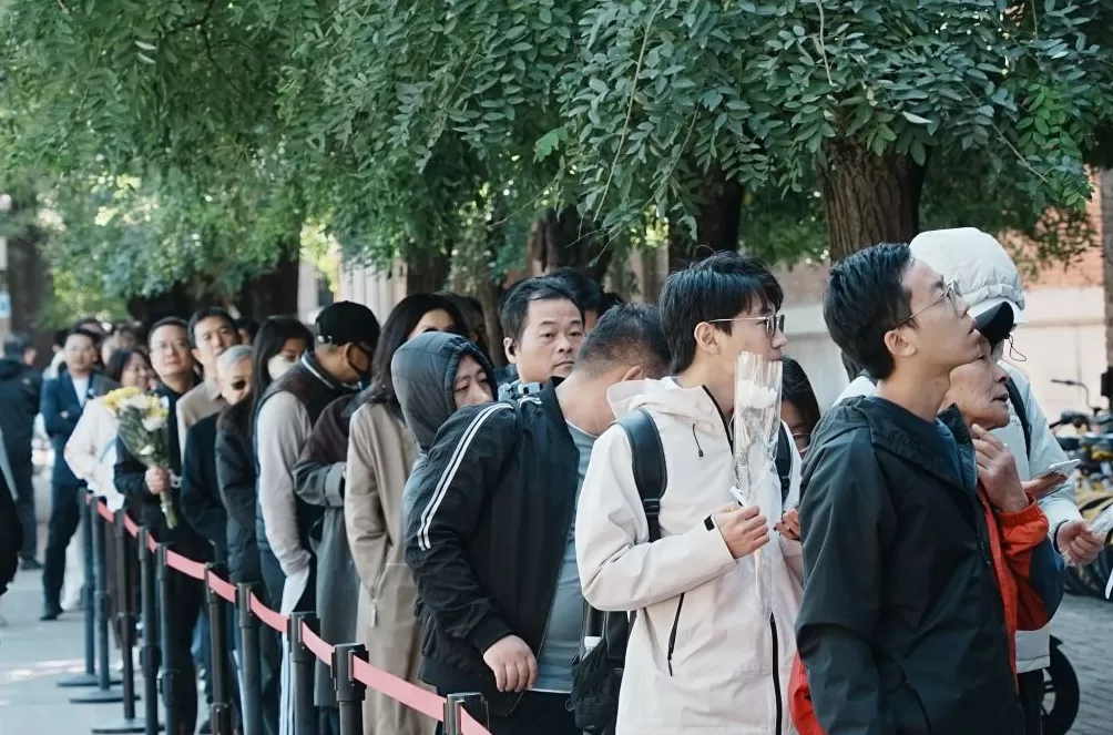 城事｜“宁拙毋巧，宁朴毋华”：各界人士送别杨振宁-第4张图片-