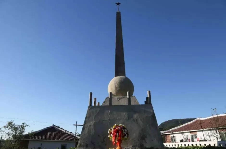 朝鲜新发现志愿军烈士纪念塔，塔基有邓华将军亲笔书写字样-第3张图片-