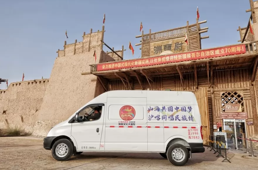 奔赴一场与喀什的美丽约定，“丝路燕语·海派文化大篷车”发车-第2张图片-