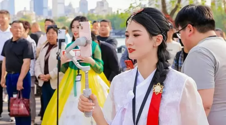 你刷到的爆款起号帖子，正被10万人流水线制造-第1张图片-