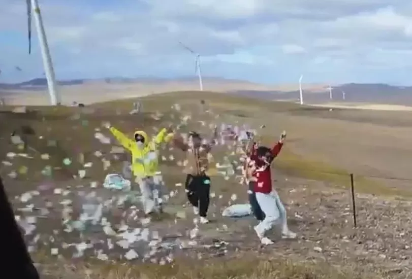 呼伦贝尔草原上抛撒纸片当事人道歉，当地最新回应：6000多平方米已清理完毕-第1张图片-
