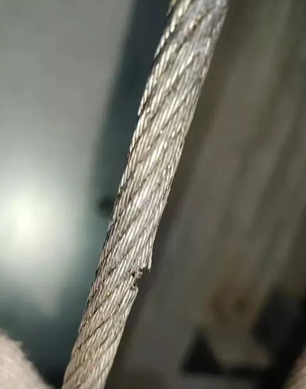 一小区23部电梯钢绳被割，集中于关键承重钢绳，或引发轿厢坠落，警方通报-第2张图片-