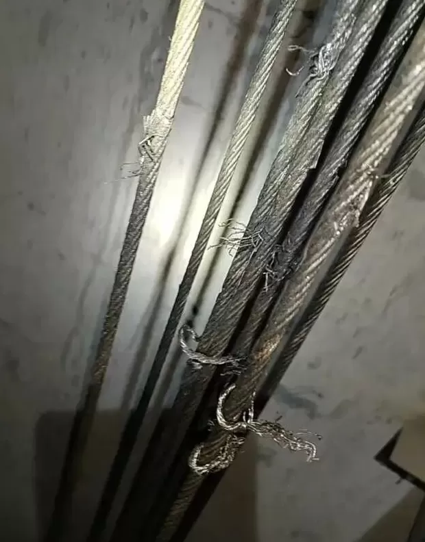 一小区23部电梯钢绳被割，集中于关键承重钢绳，或引发轿厢坠落，警方通报-第1张图片-