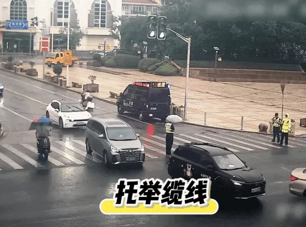 早高峰时电线垂落在路口中央，民警雨中撑举了近三小时-第1张图片-
