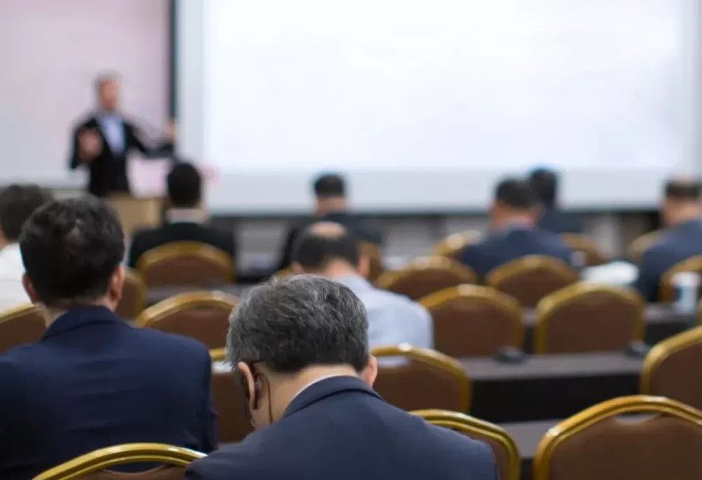 铁饭碗的神话，居然被一个基层公务员打破了-第2张图片-