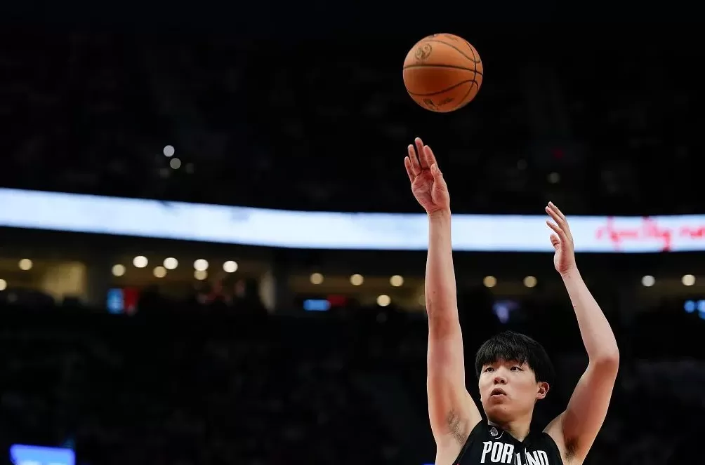 上场5分钟，得2分，1个篮板，杨瀚森体验NBA万事开头难-第1张图片-