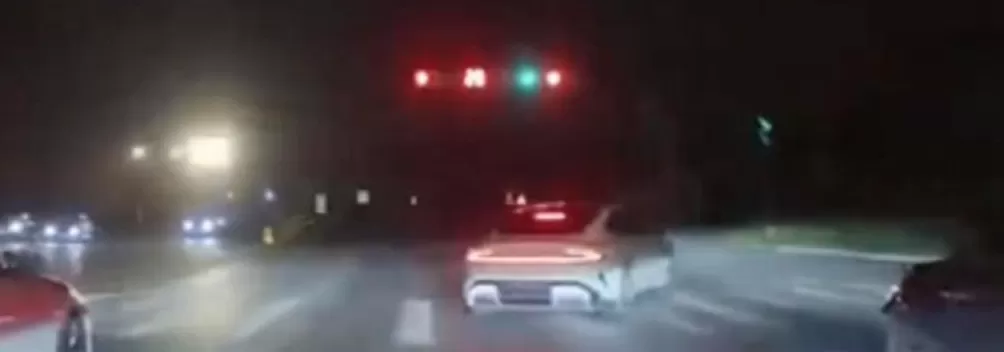 西安警方通报20岁男子开无牌车在十字路口疯狂漂移闯红灯：行拘10日，扣6分并罚款-第1张图片-