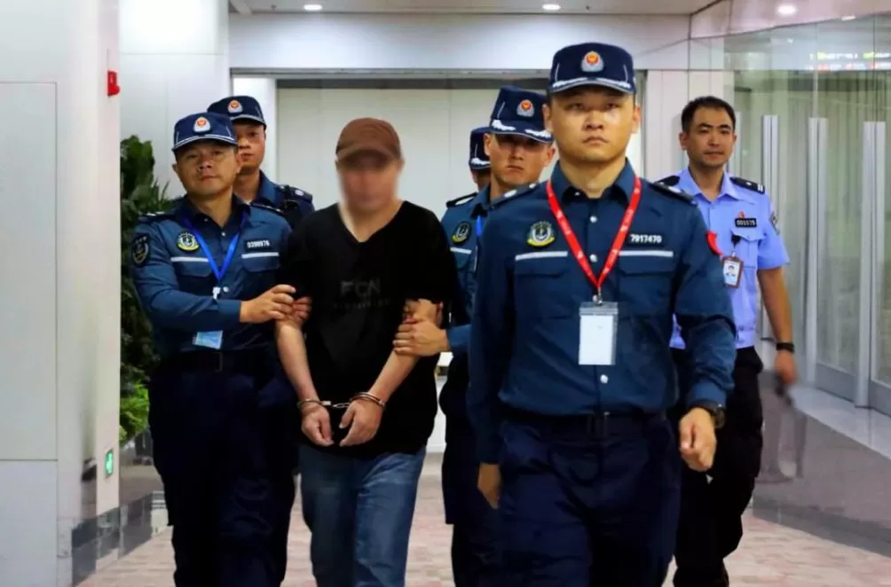船员在公海致同事死亡，6个月后跳海潜逃，因涉嫌非法入境被查，中国海警将其押解归案-第3张图片-