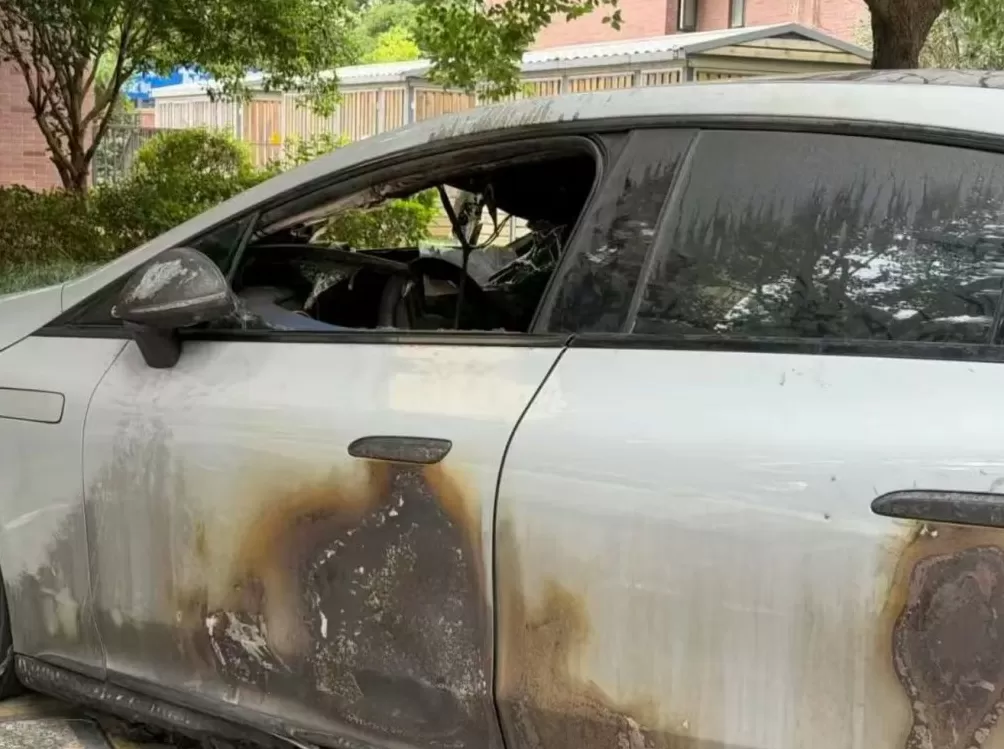 嘉兴一奔驰电动汽车充电结束后起火，殃及车库另两辆汽车-第1张图片-