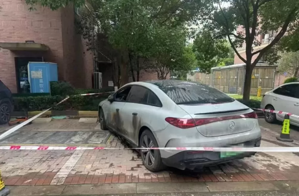 嘉兴一奔驰电动汽车充电结束后起火，殃及车库另两辆汽车-第2张图片-