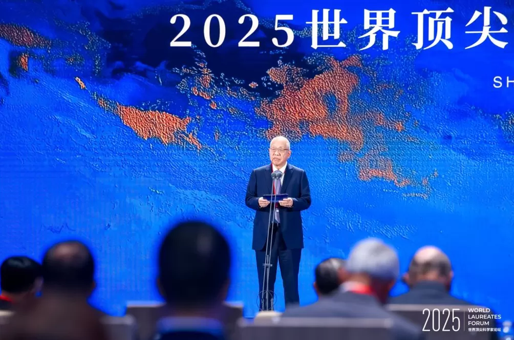丘成桐在上海临港为弟子颁奖，鼓励中国学者进一步开拓国际视野-第1张图片-