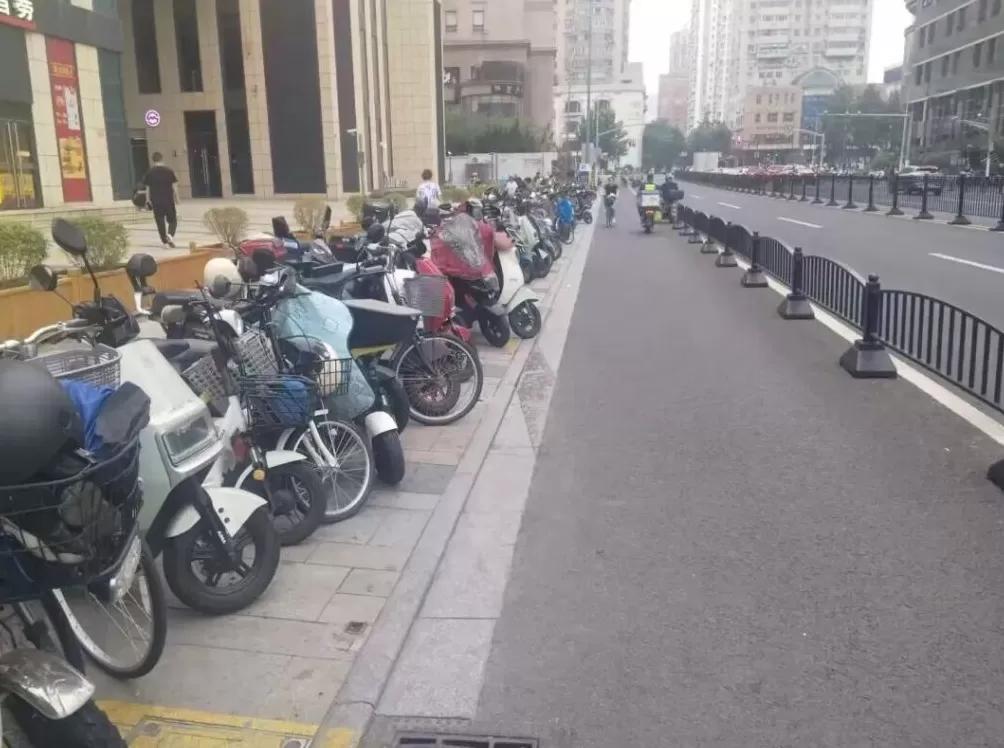 “小商圈”非机动车停放混乱，有何治理新思路？-第1张图片-