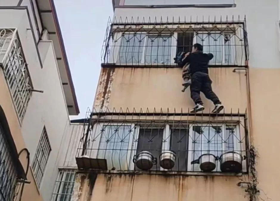 男童悬挂4楼窗户摇摇欲坠,河南一外卖小哥徒手攀爬救人-第1张图片- 男童悬挂4楼窗户摇摇欲坠,河南一外卖小哥徒手攀爬救人-第1张图片-