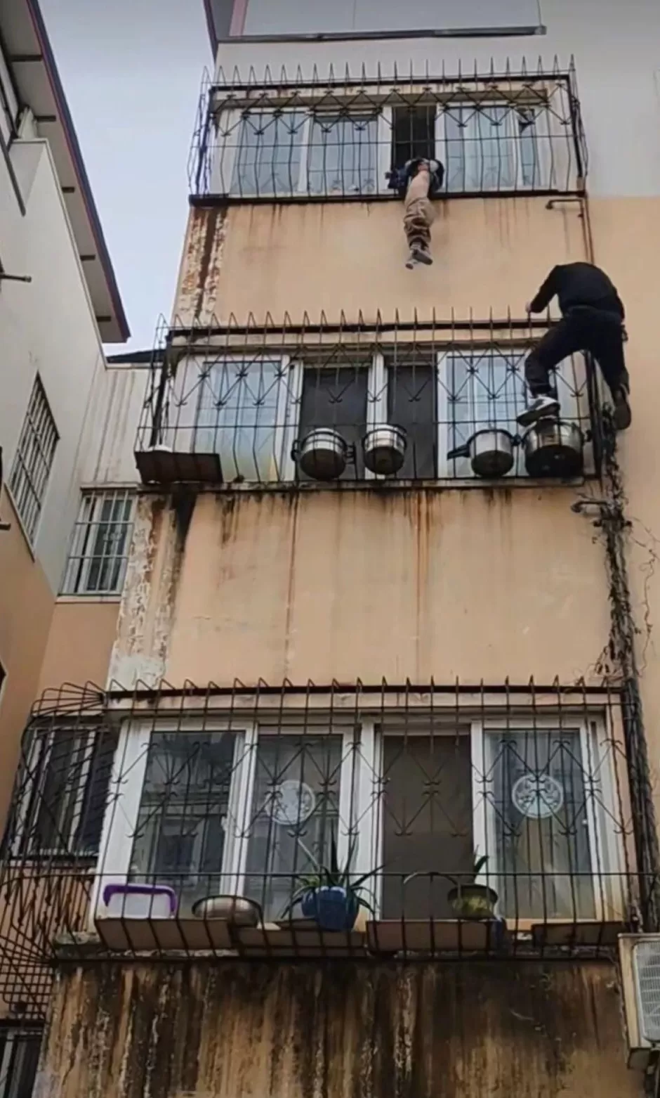 男童悬挂4楼窗户摇摇欲坠,河南一外卖小哥徒手攀爬救人-第2张图片- 男童悬挂4楼窗户摇摇欲坠,河南一外卖小哥徒手攀爬救人-第2张图片-