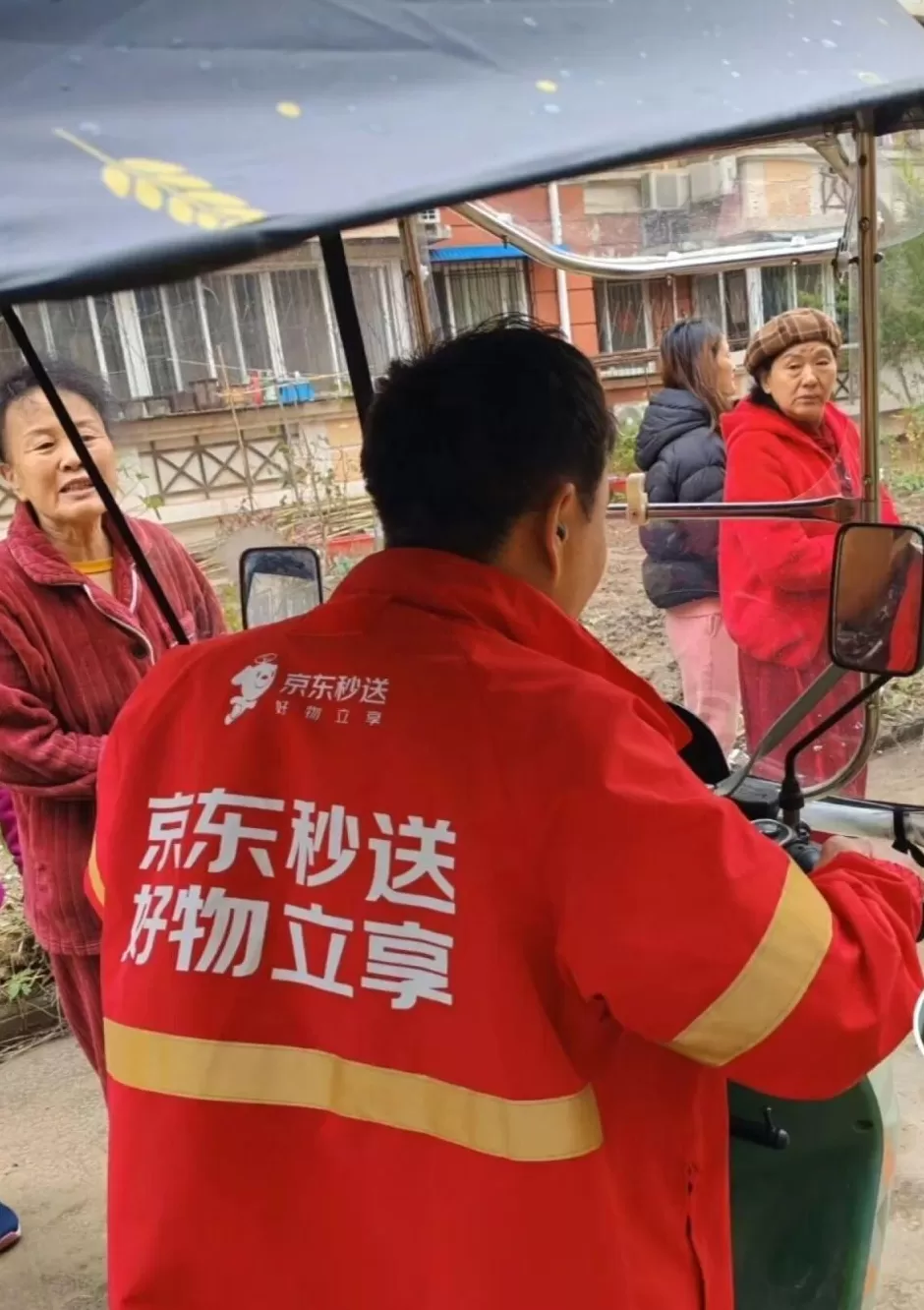 男童悬挂4楼窗户摇摇欲坠,河南一外卖小哥徒手攀爬救人-第3张图片- 男童悬挂4楼窗户摇摇欲坠,河南一外卖小哥徒手攀爬救人-第3张图片-