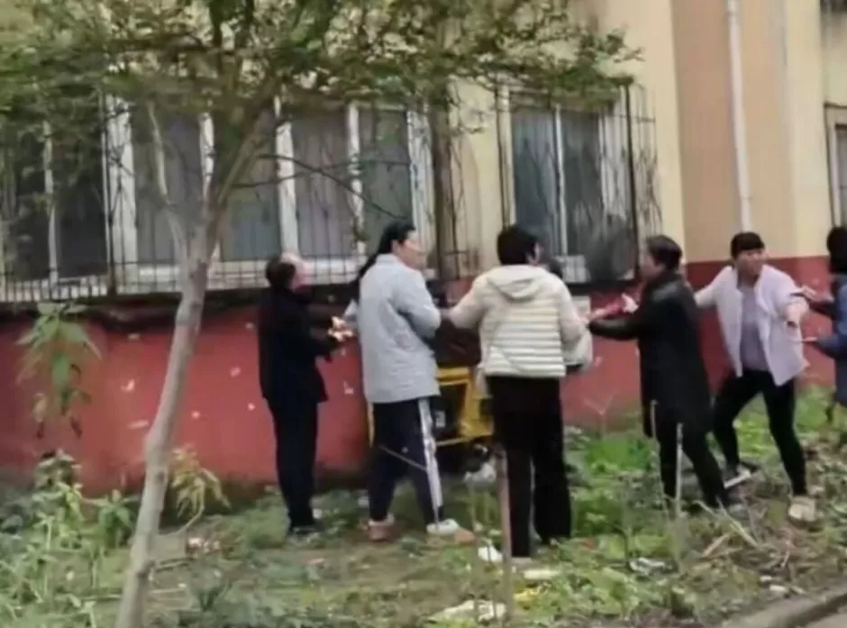 男童悬挂4楼窗户摇摇欲坠,河南一外卖小哥徒手攀爬救人-第4张图片- 男童悬挂4楼窗户摇摇欲坠,河南一外卖小哥徒手攀爬救人-第4张图片-