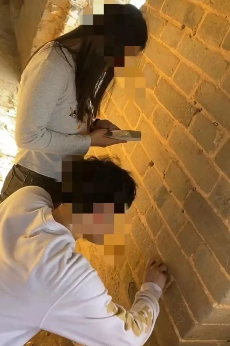 游客在长城刻字劝不住?警方回应-第2张图片- 游客在长城刻字劝不住?警方回应-第2张图片-