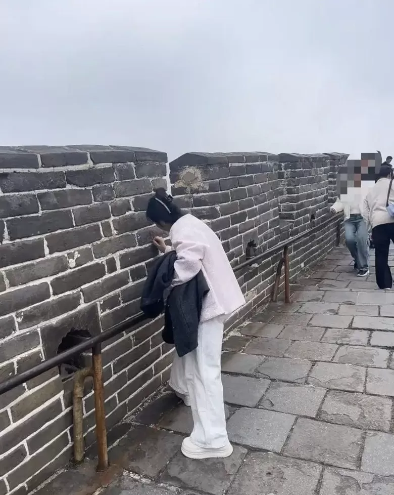 游客在长城刻字劝不住?警方回应-第1张图片- 游客在长城刻字劝不住?警方回应-第1张图片-