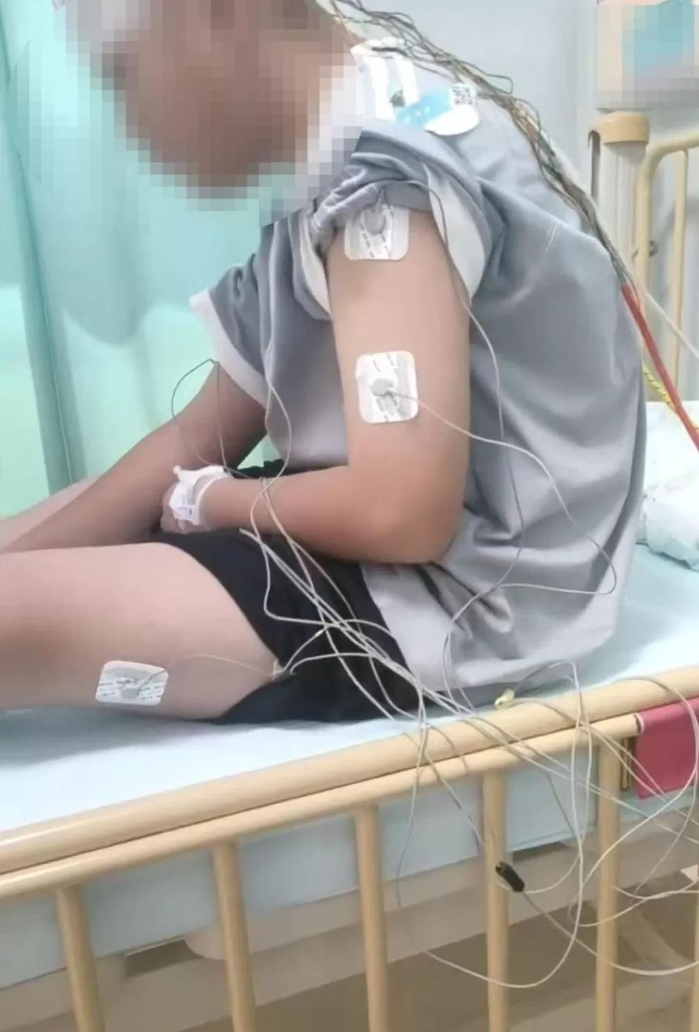 家长称孩子疑在校食物中毒近两个月未恢复，云南当地镇政府：多部门介入-第1张图片-