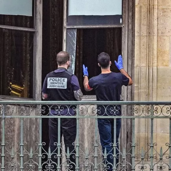 卢浮宫抢劫案两嫌疑人被捕细节披露:均30多岁来自巴黎郊区,一人试图登机离境时被抓-第1张图片- 卢浮宫抢劫案两嫌疑人被捕细节披露:均30多岁来自巴黎郊区,一人试图登机离境时被抓-第1张图片-