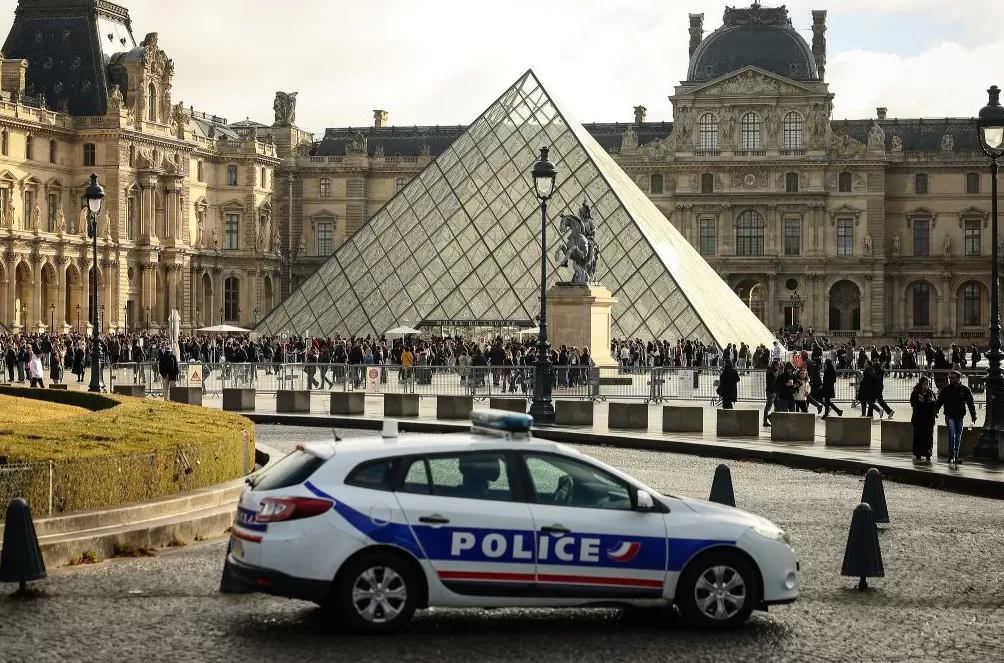 卢浮宫盗窃案两名嫌疑人被捕，馆内部分珍宝转至地下金库-第1张图片-