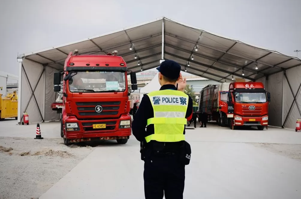 第八届进博会进入布展期，警方优化流程缩短车辆进馆用时-第1张图片-