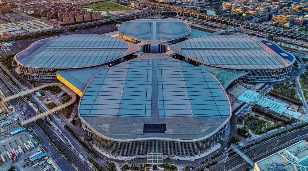 第八届进博会车位扩容:共计约5000个小车泊位、900个大车泊位-第1张图片- 第八届进博会车位扩容:共计约5000个小车泊位、900个大车泊位-第1张图片-