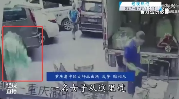 女子走在路上，从天而降30斤衣服，当场被砸晕！民警：楼上为了图方便-第1张图片-