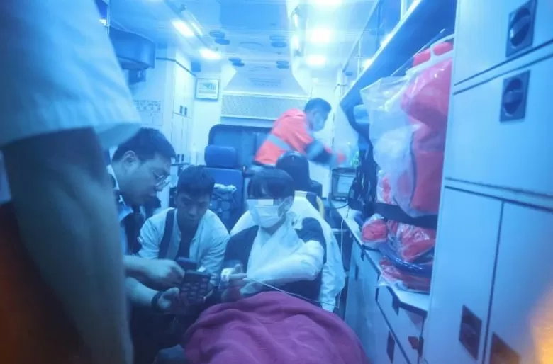男子等巴士时，突然被人袭击身中多刀！警方：嫌疑人认错人-第1张图片-
