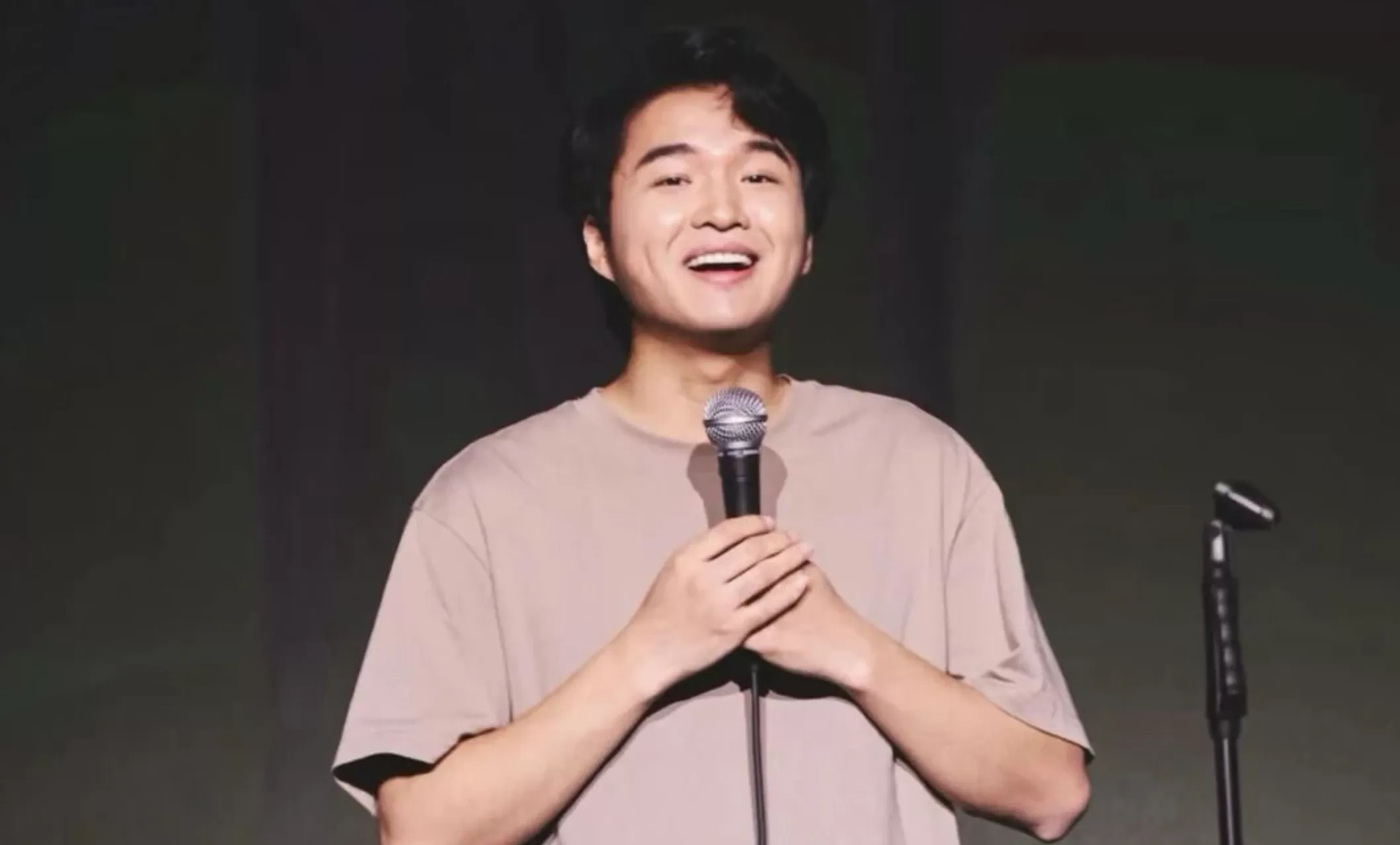 小四爷:破房子里长出的幽默|进击的脱口秀演员⑧-第1张图片- 小四爷:破房子里长出的幽默|进击的脱口秀演员⑧-第1张图片-