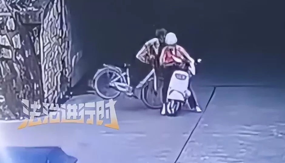 老人骑车撞直行电动车，倒地后还咒骂对方，反诬对方逃逸，被撞女子：赔了1800-第1张图片-