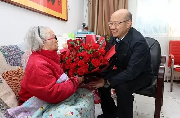 长三角多地领导重阳节前慰问百岁老人：家有一老，如有一宝-第2张图片-