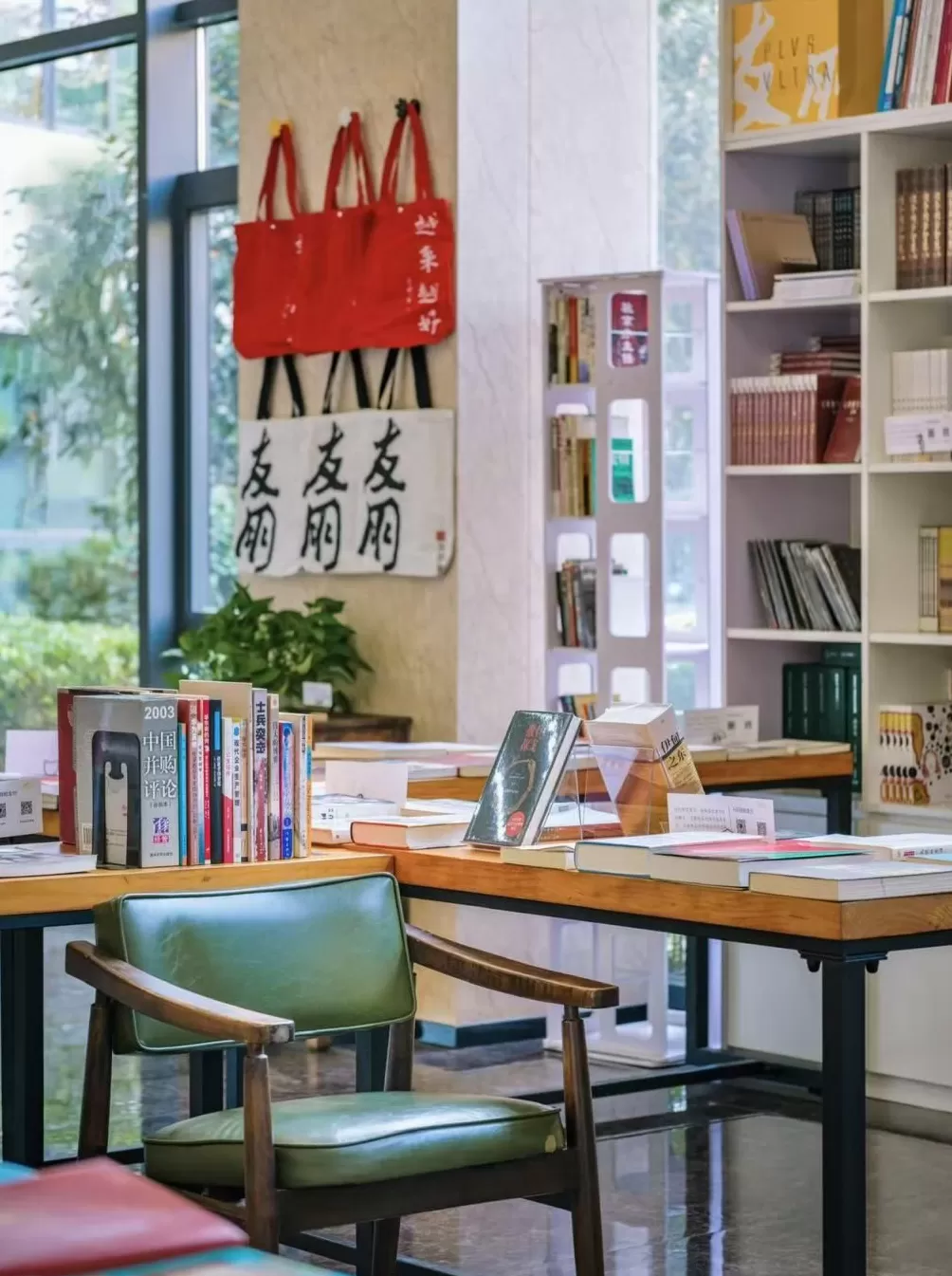 友朋春申自助书店亮相闵行: “人人都是书店主人”-第5张图片- 友朋春申自助书店亮相闵行: “人人都是书店主人”-第5张图片-