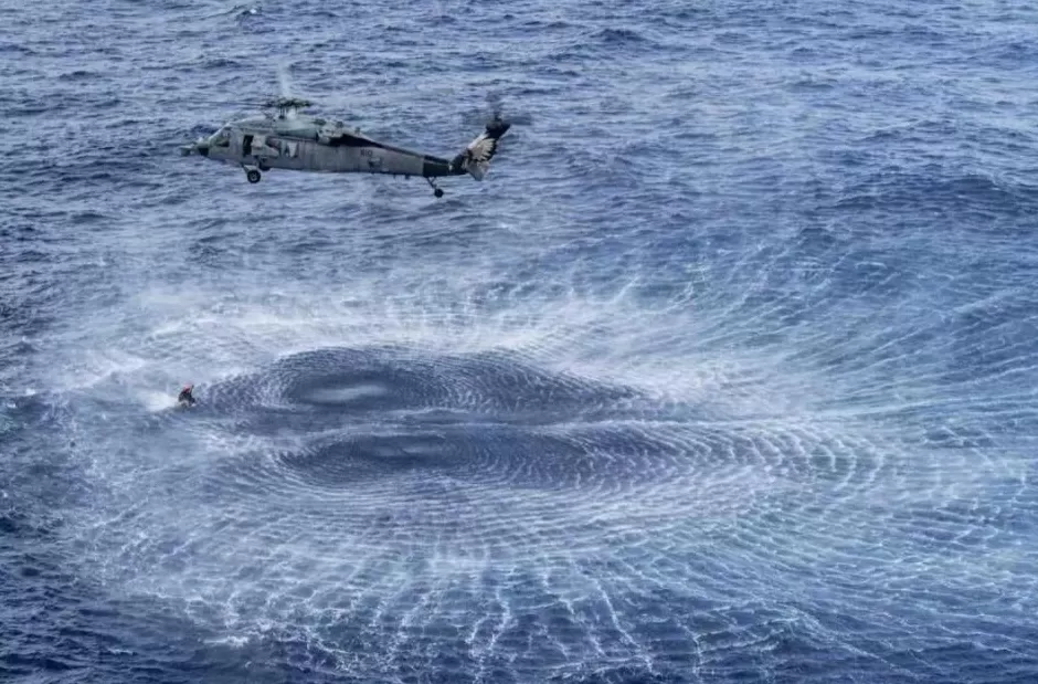 美航母摔飞机是“电磁攻击”?中国军号回应:你评书听多了-第5张图片- 美航母摔飞机是“电磁攻击”?中国军号回应:你评书听多了-第5张图片-