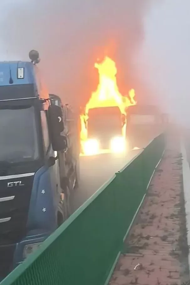 津石高速突发多车连撞事故，知情人称可能涉及约40辆车，交警正在处理-第1张图片-