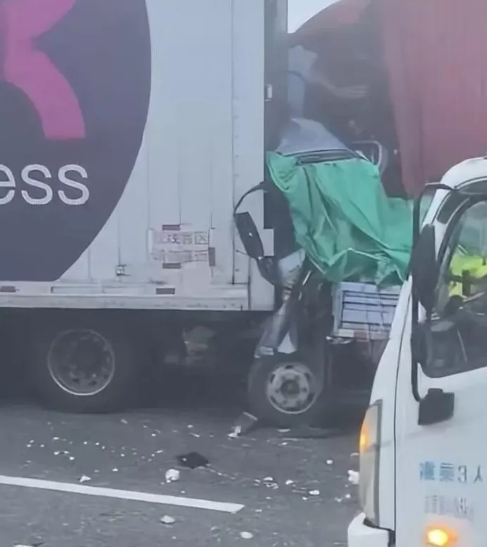 津石高速突发多车连撞事故，知情人称可能涉及约40辆车，交警正在处理-第2张图片-