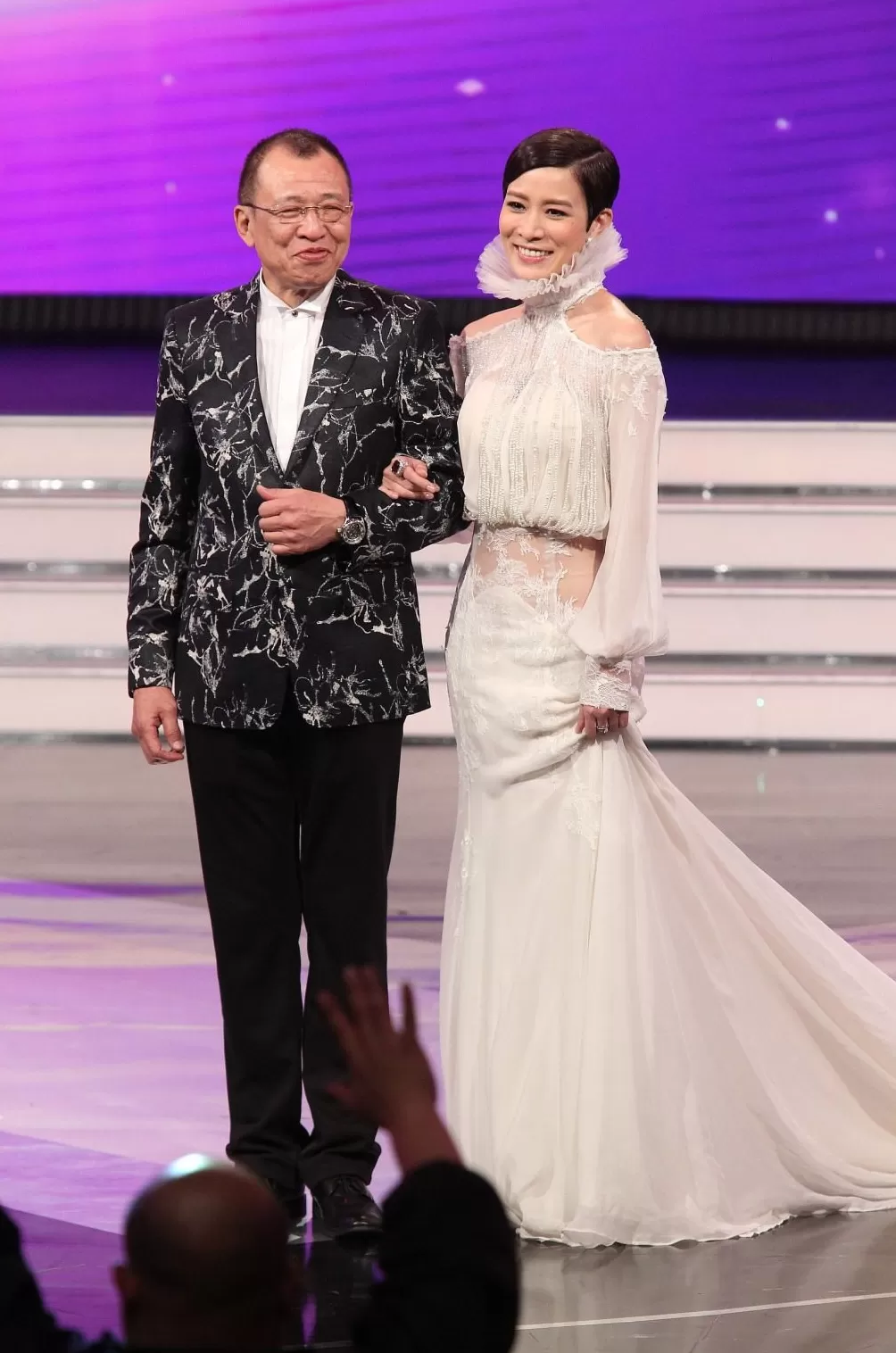 杨千嬅、佘诗曼等悼念许绍雄：兢兢业业拍戏，无私帮助后辈-第2张图片-