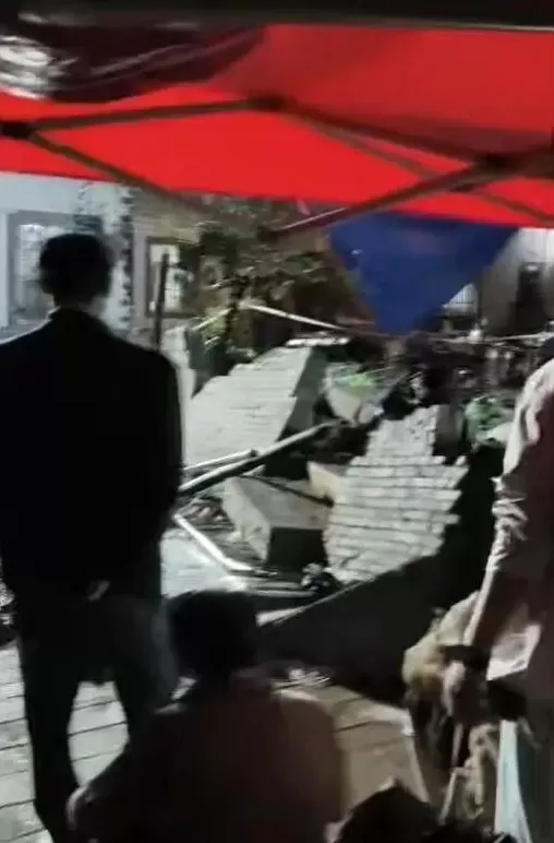 云南昭通一村民家办丧事时围墙倒塌，致前来吊唁的6人身亡，多方回应-第3张图片-