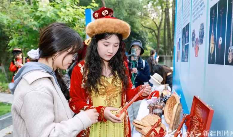 一场跨越千里的“双向奔赴”南京师范大学新疆文化集市火热开集-第2张图片- 一场跨越千里的“双向奔赴”南京师范大学新疆文化集市火热开集-第2张图片-