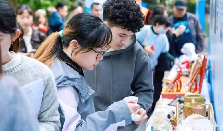 一场跨越千里的“双向奔赴”南京师范大学新疆文化集市火热开集-第3张图片- 一场跨越千里的“双向奔赴”南京师范大学新疆文化集市火热开集-第3张图片-