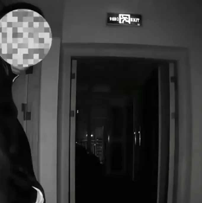 陌生男子深夜多次试开家门，独居女子：监控拍到4次，3次切断电源！警方介入-第3张图片-