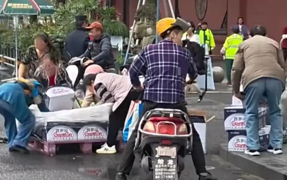 成都马拉松矿泉水被哄抢,媒体:拉了文明后腿,松了法律意识-第1张图片- 成都马拉松矿泉水被哄抢,媒体:拉了文明后腿,松了法律意识-第1张图片-