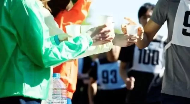 成都马拉松矿泉水被哄抢,媒体:拉了文明后腿,松了法律意识-第2张图片- 成都马拉松矿泉水被哄抢,媒体:拉了文明后腿,松了法律意识-第2张图片-