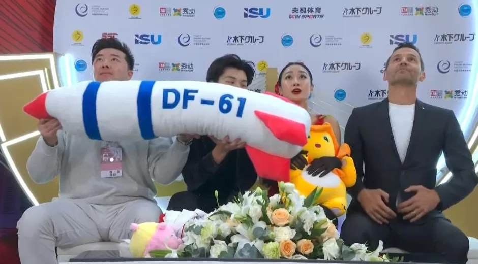 中国花样滑冰组合疑似展示导弹造型玩偶，被国际滑联调查-第2张图片-