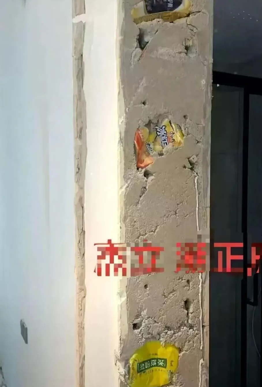 杭州一精装楼盘墙体被“饮料瓶”填充,开发商:不排除当时材料不够图省事用饮料瓶-第1张图片- 杭州一精装楼盘墙体被“饮料瓶”填充,开发商:不排除当时材料不够图省事用饮料瓶-第1张图片-