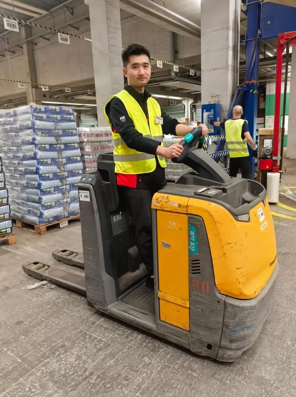 辞职留学，他们不卷名校读职校-第7张图片-