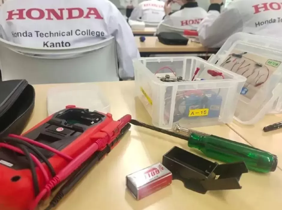 辞职留学，他们不卷名校读职校-第6张图片-