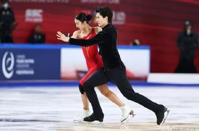 离谱!中国花滑选手因拿起标有“DF-61”字样玩偶,遭到国际滑联调查-第2张图片- 离谱!中国花滑选手因拿起标有“DF-61”字样玩偶,遭到国际滑联调查-第2张图片-