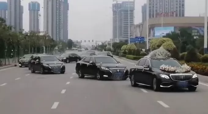 茂名一结婚车队占4车道蛇形走位-第1张图片-